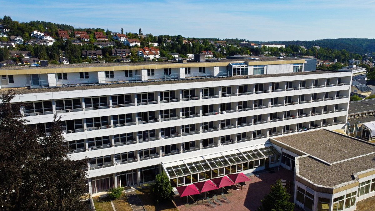 Außenansicht, weißes Gebäude im Sommer, Gartenschirme