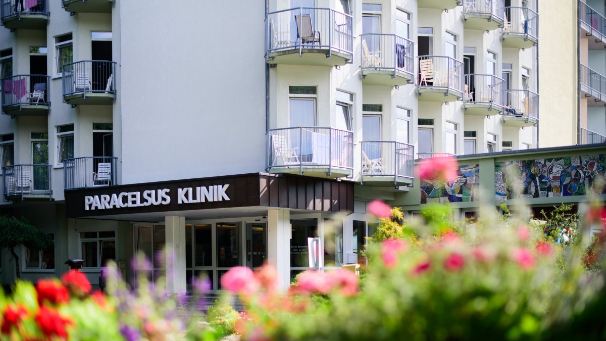 Blick auf den Außenbereich des Haupteingangs der Paracelsus Harz Klinik.