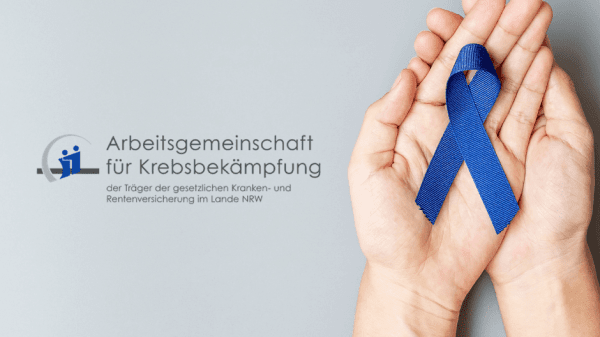 geöffnete übereinanderliegende Hände mit blauer Schleife neben dem Logo der ARGE NRW