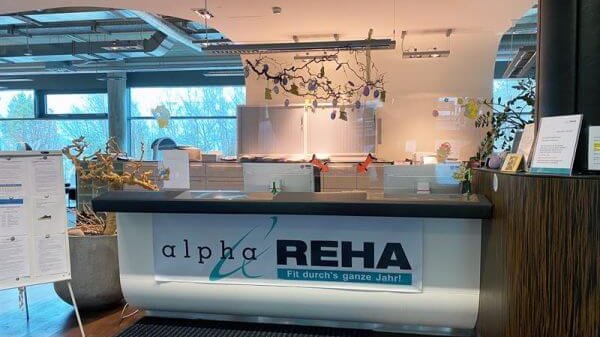 Blick auf Empfang einer alpha Reha Einrichtung und deren Logo.