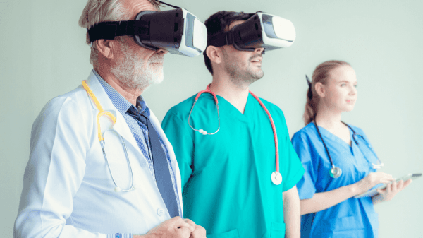 Pflegefachkräfte und Arzt mit Virtual Reality Brille.