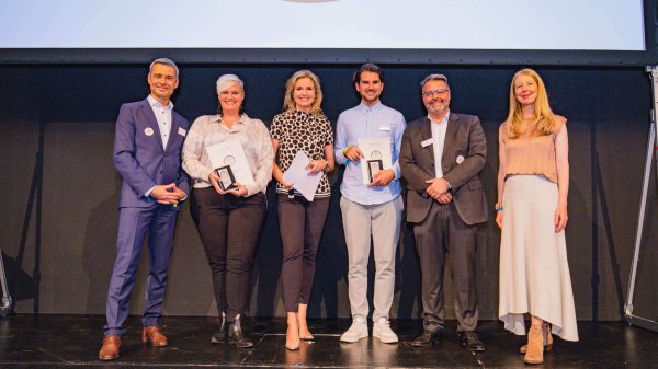 Preisträger Deutscher Gesundheitsaward "Portale - Kliniken & Ärzte" mit dem Team des DISQ Instituts
