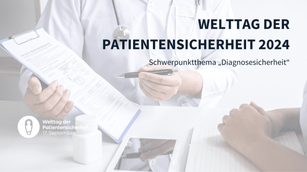 Arzt und Patient im Gespräch zur Diagnose und Behandlung am Tablet