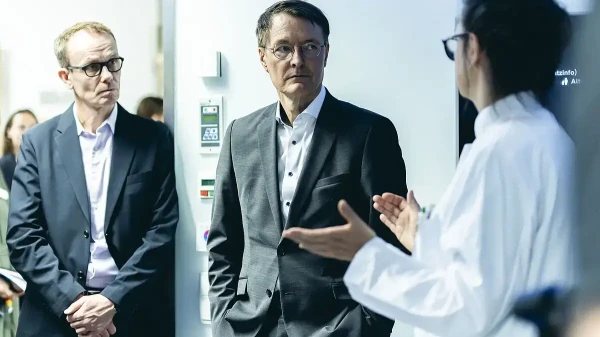 Gesundheitsminister Prof. Lauterbach und Prof. Bschor im Sana Klinikum Berlin in Gespräch mit einer Ärztin.