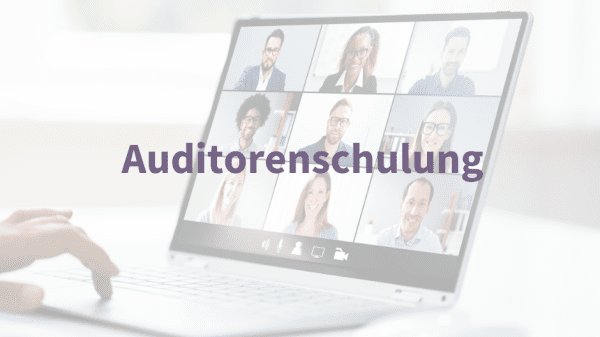 Offener Laptop mit laufender Webkonferenz