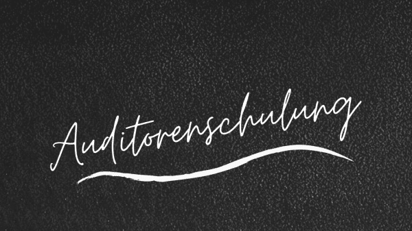 Schwarzer Hintergrund mit weißen Schriftzug "Auditorenschulung".