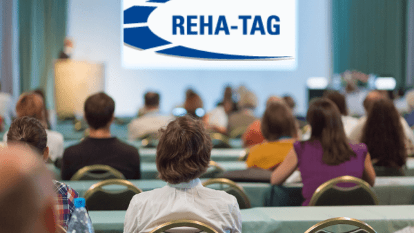 Blick in Publikum mit Logo des Deutschen Reha-Tags.