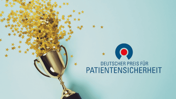 Logo Deutscher Preis Patientensicherheit und Pokal im Hintergrund.