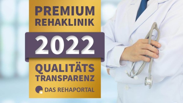 Arzt mit Stethoskop in der Hand, daneben das Siegel "Premium Rehaklinik 2022"