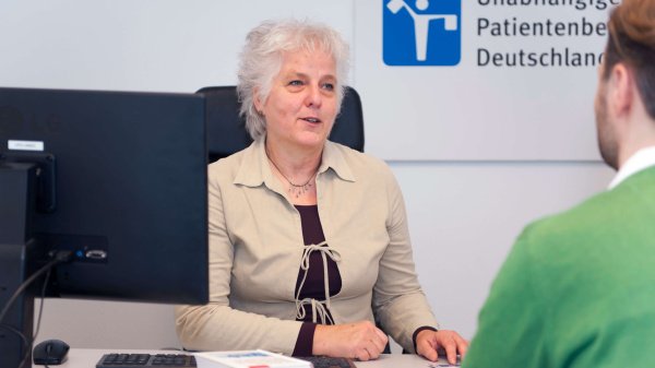 Beraterin der Unabhängige Patientenberatung Deutschland im Gespräch mit einem Patienten