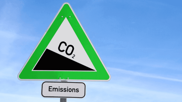 Achtung Schild mit grüner Umrandung und Hinweis auf fallenden CO2 Wert.