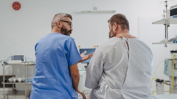 Facharzt erklärt Therapieoptionen bei Adipositas in einer Rehaklinik.