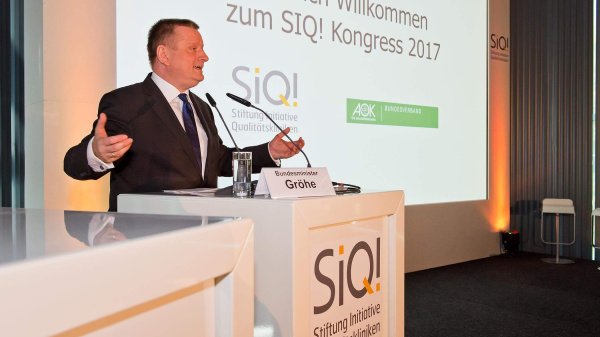 Hermann Gröhe am Rednerpult beim SIQ! Kongress 2017
