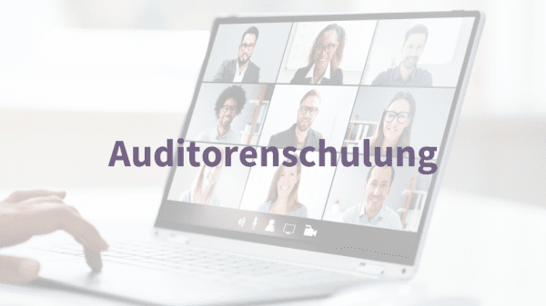 Offener Laptop mit laufender Webkonferenz