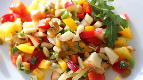 Abbildung eines Salates mit Gemüse und Obst.