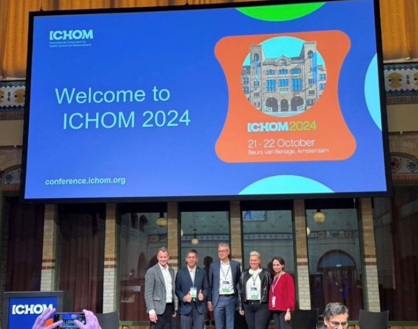 Referentinnen der ICHOM auf der Bühne unter Präsentation