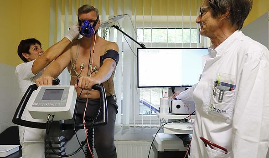 Lungenfunktionsdiagnostik bei Long Covid in Rehaklinik: Mann auf Ergometer mit Diagnostik.