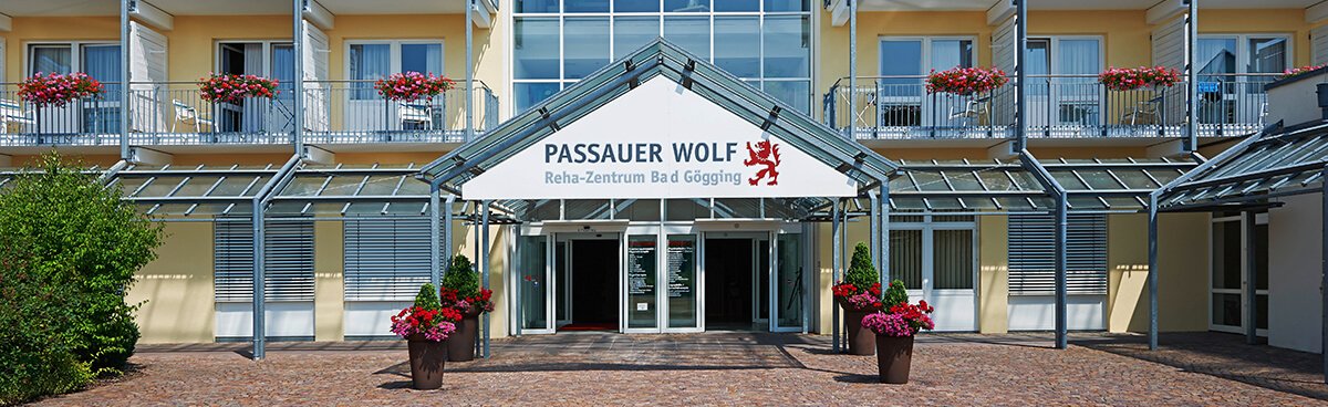 Außenansicht des Klinikeingangs Passauer Wolf Bad Gögging.