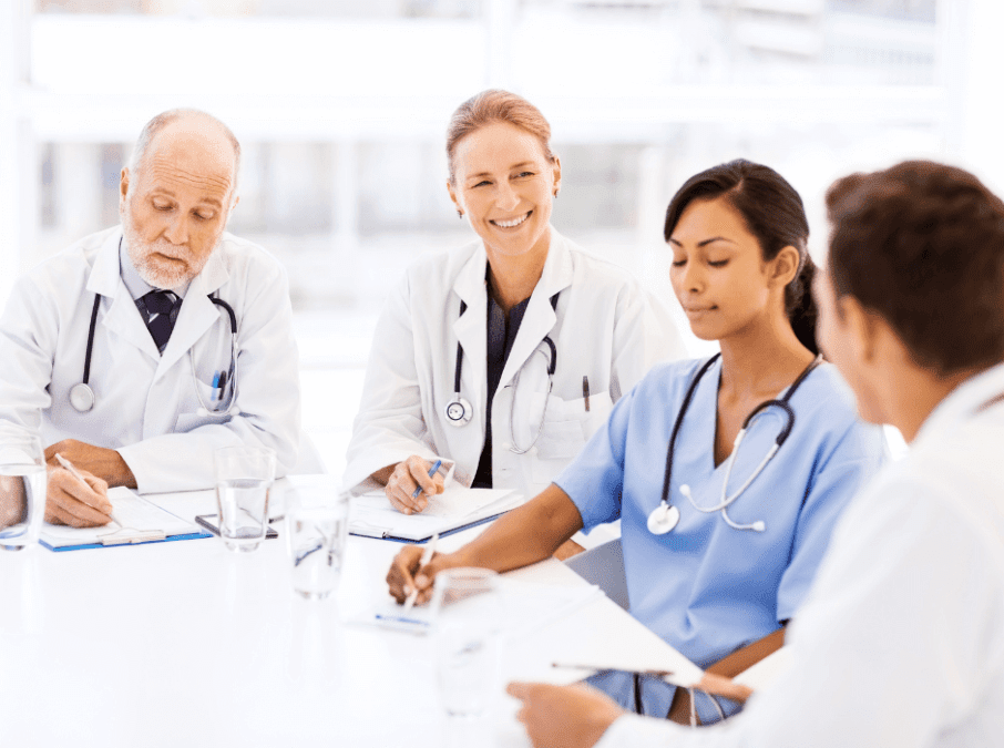 Ärzte verschiedener Fachrichtungen beraten über die beste Behandlung