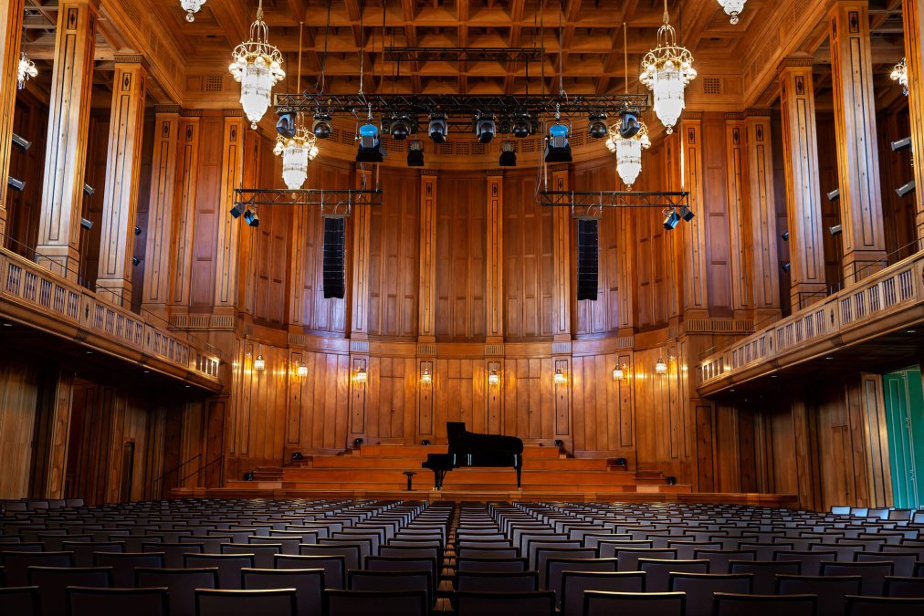 Innenansicht vom Max-Littmann-Saal in Bad Kissingen. Aus dem Konzertsaal werden im Rahmen des Projekts "Gesund mit Musik" Konzerte per Livestream in andere Rehakliniken übertragen.