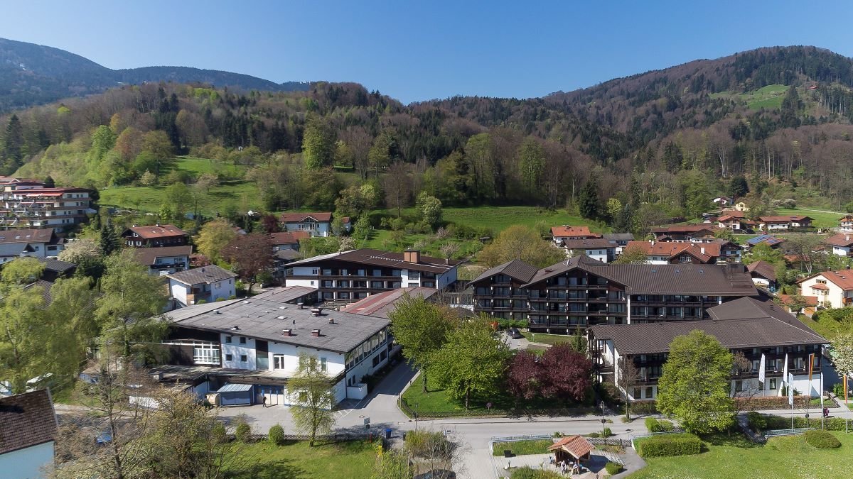 Luftaufnahme der Rehaklinik Medical Park Bad Feilnbach Blumenhof am Fuße des Wendelsteins im oberbayerischen Voralpenland.