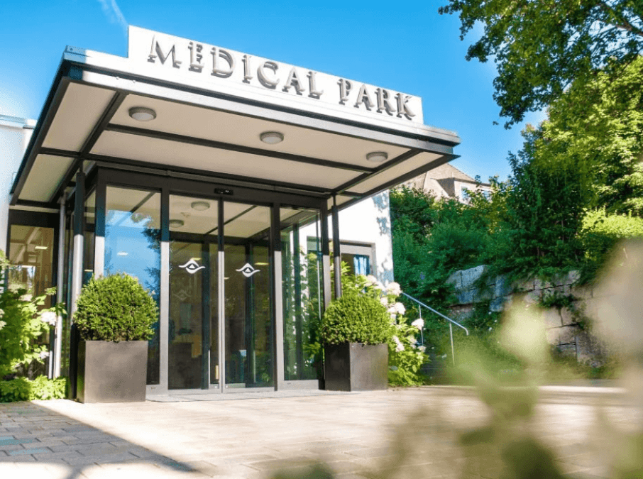 Außenansicht des Medical Parks Bad Wiessee Fachklinik Am Kirschbaumhügel.