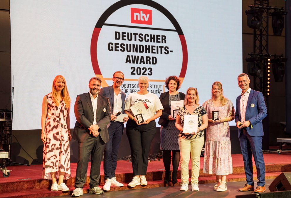 Preisträger:innen Kategorie "Klinik- und Ärzteportale" Deutscher Gesundheitsaward 2023 auf der Bühne