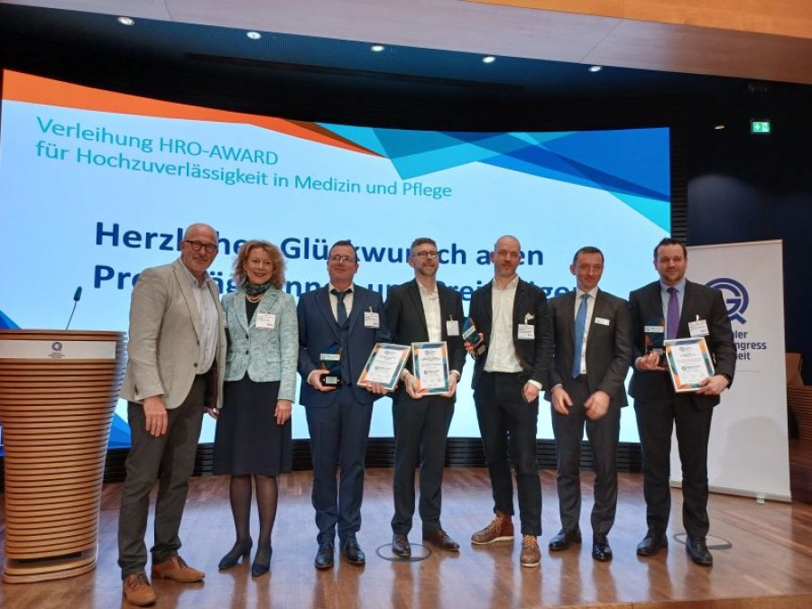 Preisträger:innen des HRO Award 2023 mit Urkunden auf der Bühne