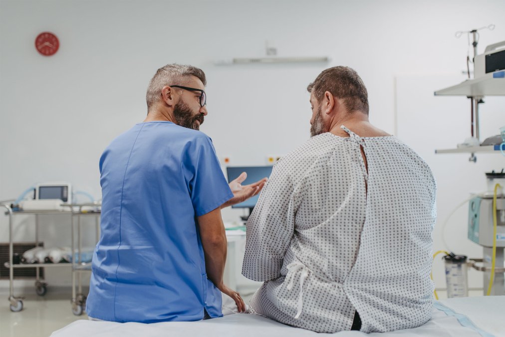 Facharzt erklärt Therapieoptionen bei Adipositas in einer Rehaklinik.